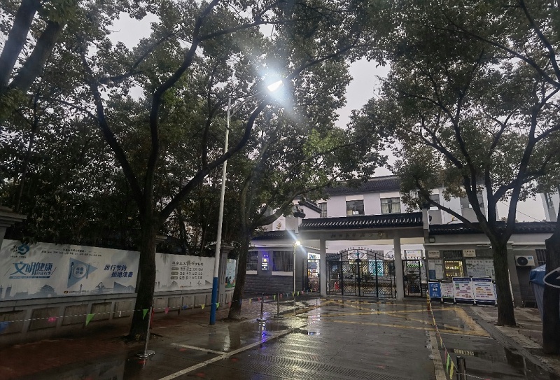 中山小學(xué)LED路燈安裝亮燈